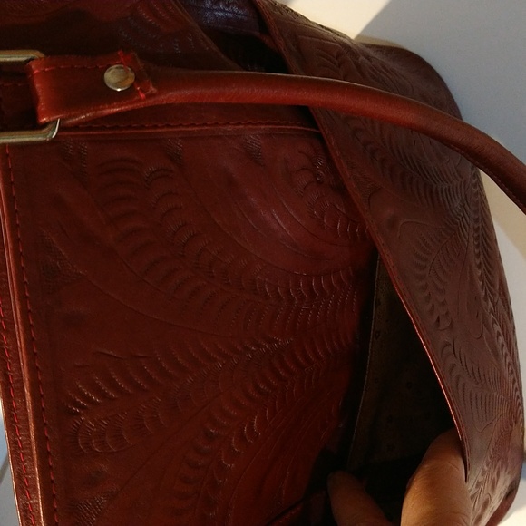 Red Leather Embossed Pattern Purse - Picture 5 of 9